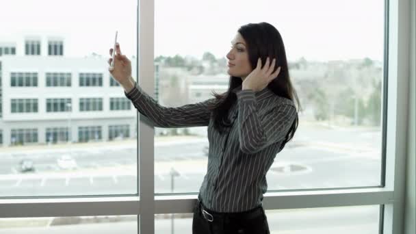 Vrouw die selfie voor windows. — Stockvideo