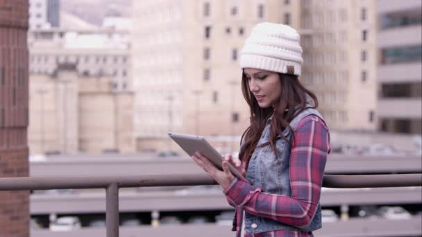 Vista da mulher de chapéu deslizando no tablet — Vídeo de Stock