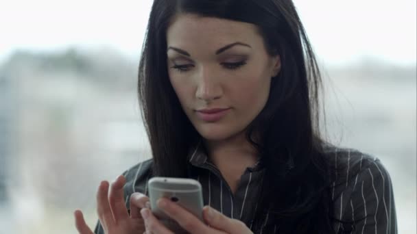 Vrouw met behulp van smartphone en glimlachen. — Stockvideo