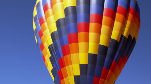 Kleurrijke hete luchtballon met passagiers aan boord, voorbereidingen voor het opstijgen — Stockvideo