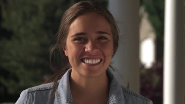 Menina com grande sorriso mostrando dentes . — Vídeo de Stock