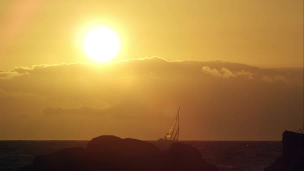 Segelboot am Horizont bei Sonnenuntergang. — Stockvideo