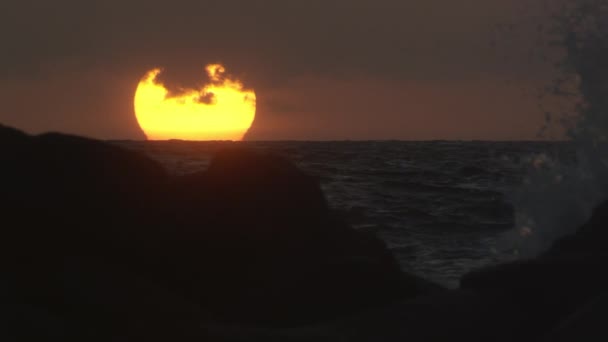 Sole che tramonta sull'oceano . — Video Stock