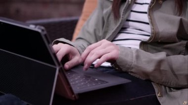Kadının el üstünde laptop sonra yazarak dokunmatik yüzey kullanarak görünümü.