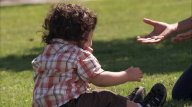  Hintli anne ve oğlu parkta oynarken