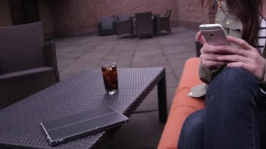 Kadının yüz smartphone cevaplar gibi.