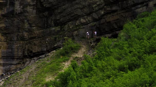ブライダル ベール滝で歩く人 — ストック動画