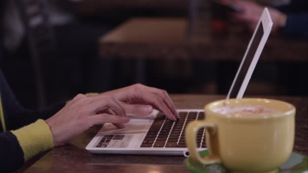 Людина, яка друкує на ноутбуці, а потім використовує сенсорну панель — стокове відео