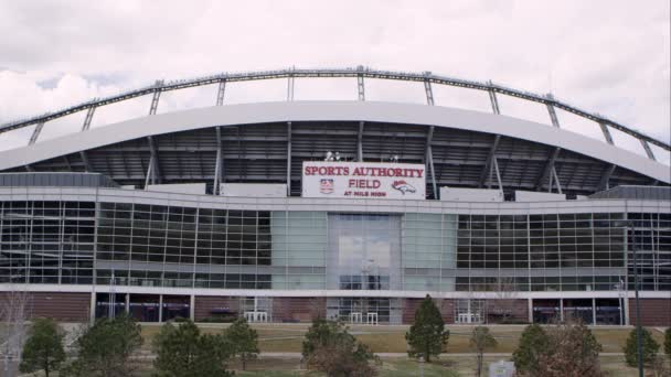 Slow motion statische ingezoomde weergave van het stadion van sporten autoriteit. — Stockvideo