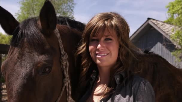 Zeitlupenaufnahme einer Frau mit ihrem Pferd. — Stockvideo