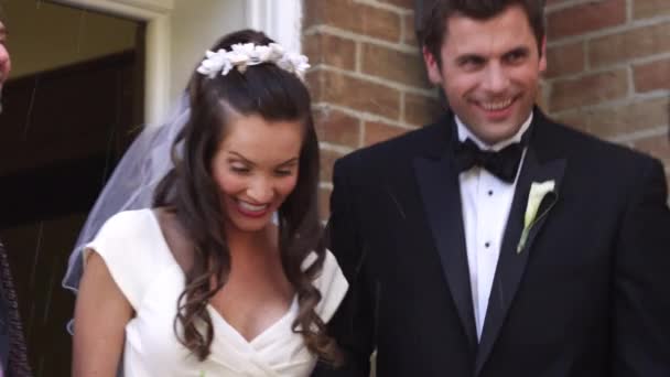 mariée et marié sous riz jeté .