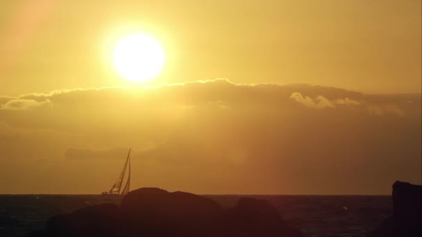 Sailboat  on the horizon at sunset. — Stock Video