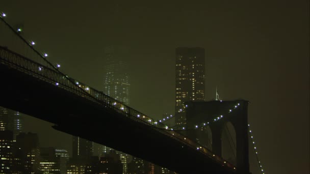 Ист Ривер и Манхэттенский мост — стоковое видео