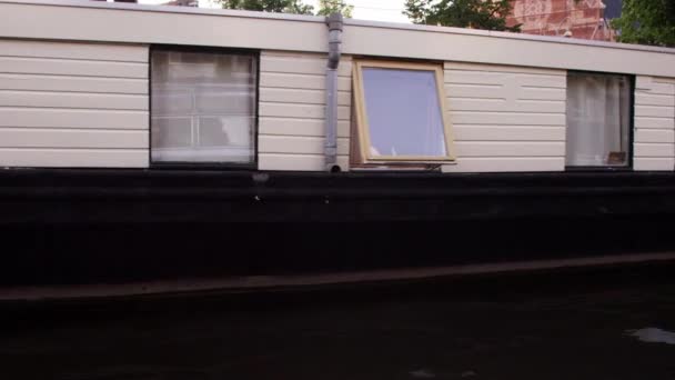 Belas casas flutuantes no canal em Amsterdã — Vídeo de Stock