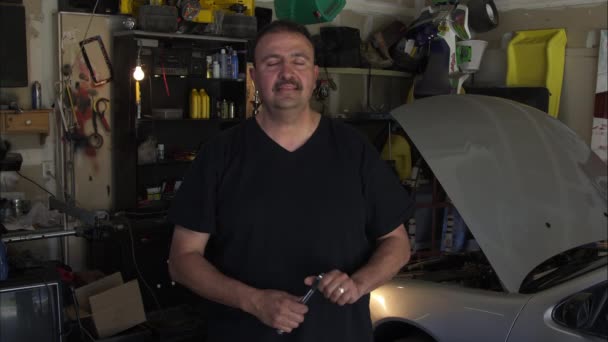 Статичний знімок майстра в крихітно освітленому гаражі . — стокове відео