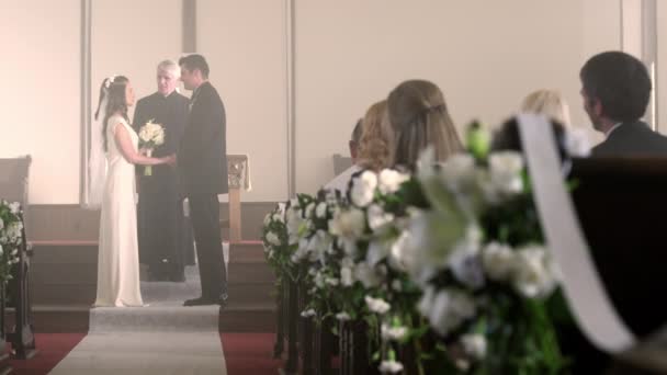 Mariée et marié marchant dans l'allée d'un prédicateur .