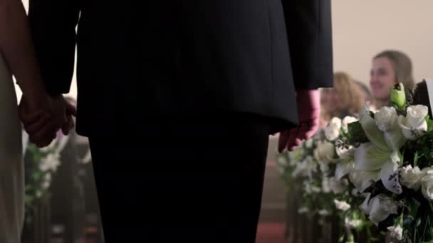 Invités applaudissant un couple nouvellement marié 