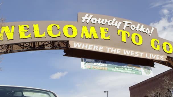 Ampia panoramica a destra del Welcome to Golden Colorado Sign . — Video Stock