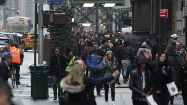 Rua movimentada com pessoas e veículos — Vídeo de Stock