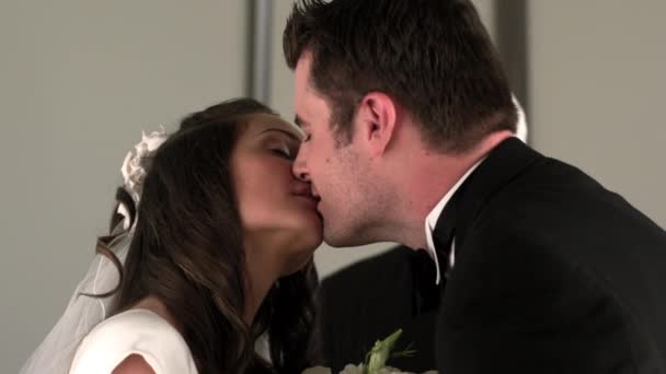 Prêcheur lisant à une mariée et marié .