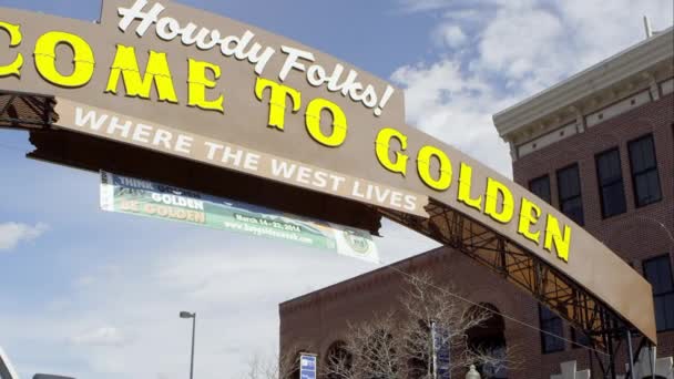 Up close wide pan to the left of the Welcome to Golden Colorado Sign. — Stock Video