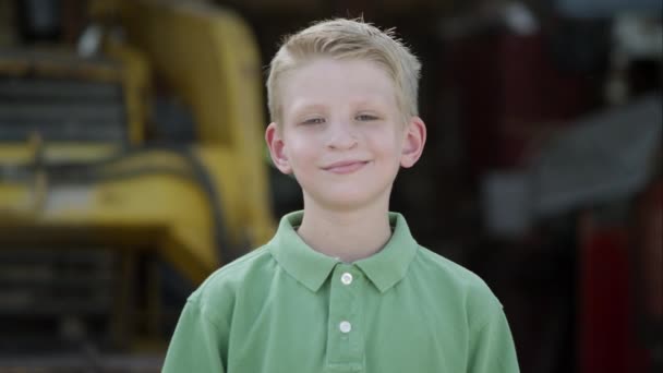 Niño sonriendo con labio leporino . — Vídeo de stock