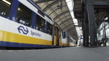 tren ve Amsterdam'da bir depo, insanlar