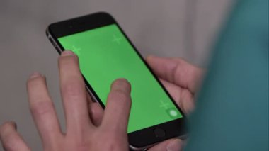 birisi smartphone ile yeşil ekran kullanarak.