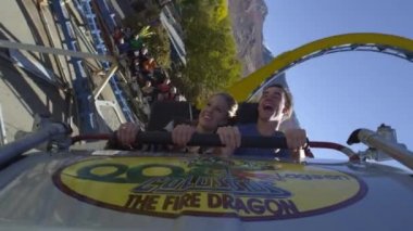 rollercoaster bir eğri yuvarlama.