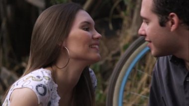 genç kadın bir öpücük için giriyor.