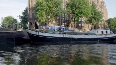 Amsterdam Kanalı boyunca bina ve yüzen ların çekim izleme