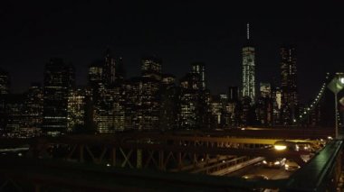 Ağır çekim Brooklyn Köprüsü'nde trafik atış statik.