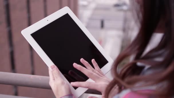 Yakın çekim tablet swiping kadının omuz görünümü üzerinde — Stok video