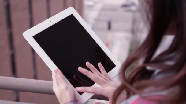 Da vicino sopra la vista spalla della donna strisciando tablet — Video Stock