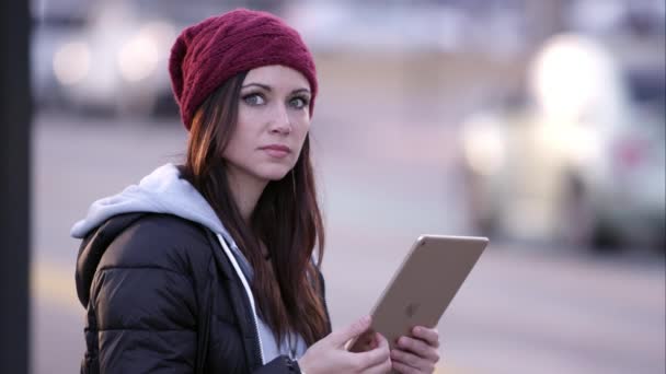 Mujer mirando a su alrededor — Vídeos de Stock