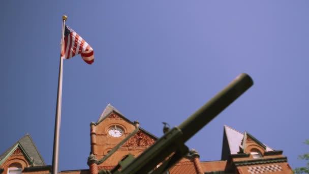 Uppåtgående syn på flagga vajande på Cass County Courthouse. — Stockvideo