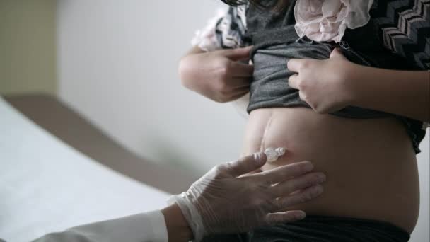 彼女の跡を示している女の子の医者感じ胃 — ストック動画