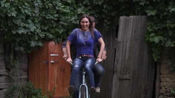 Pareja montando una bicicleta juntos . — Vídeos de Stock