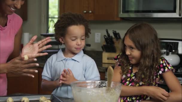 Sartén de cámara lenta de niña comiendo masa de galletas . — Vídeos de Stock