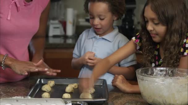 Mouvement lent des enfants fracassant la pâte à biscuits . — Video