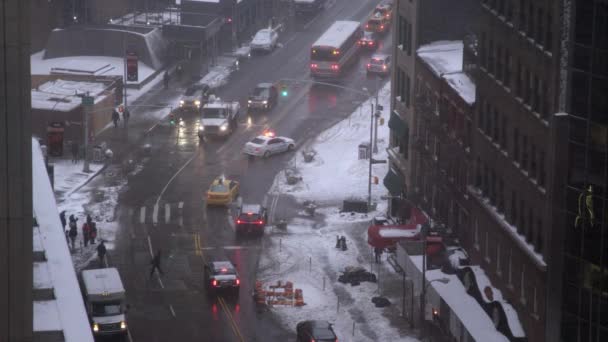 Verkehr, während es in Manhattan schneit — Stockvideo