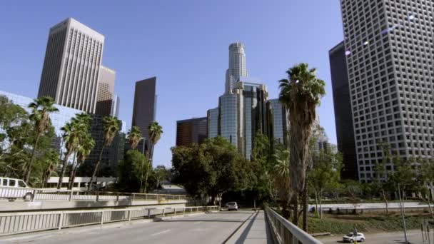 Gökdelenler ve Los Angeles'ta Köprüsü'nden trafik. — Stok video