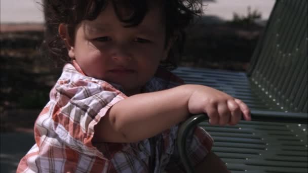 Niño pequeño y su madre en un parque — Vídeo de stock