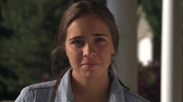 Chica con una mirada triste en su cara . — Vídeos de Stock