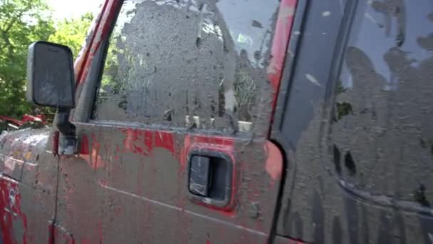 Caminar alrededor de la vista de Jeep Rojo cubierto de barro — Vídeos de Stock