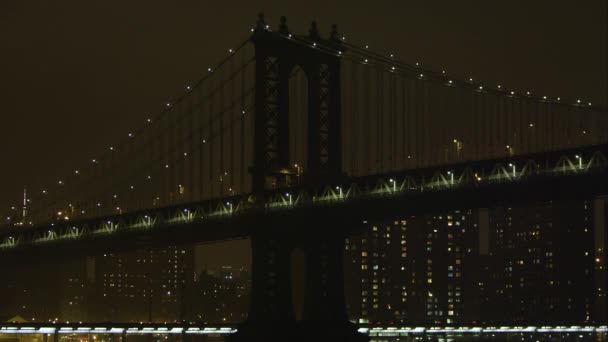 East River y el puente de Manhattan — Vídeos de Stock