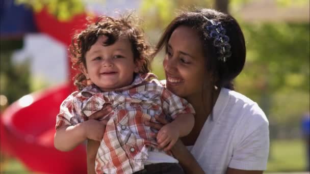 Mãe e filho indiano — Vídeo de Stock