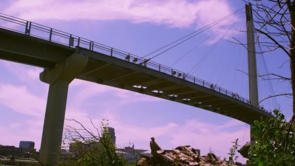 Puente peatonal Bob Kerry en Omaha Nebraska — Vídeos de Stock