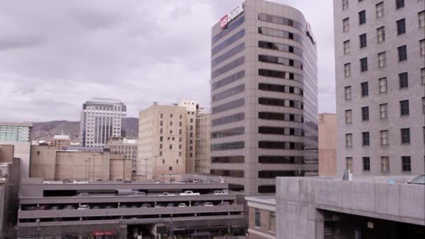 Офисные здания в городе с пробками — стоковое видео