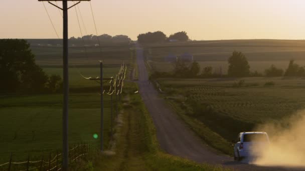 スローモーションの未舗装の道路を運転している車の静的なビュー. — ストック動画